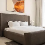Modern 2 Bedroom - Canal Front Stay