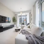 Modern 2 Bedroom - Canal Front Stay