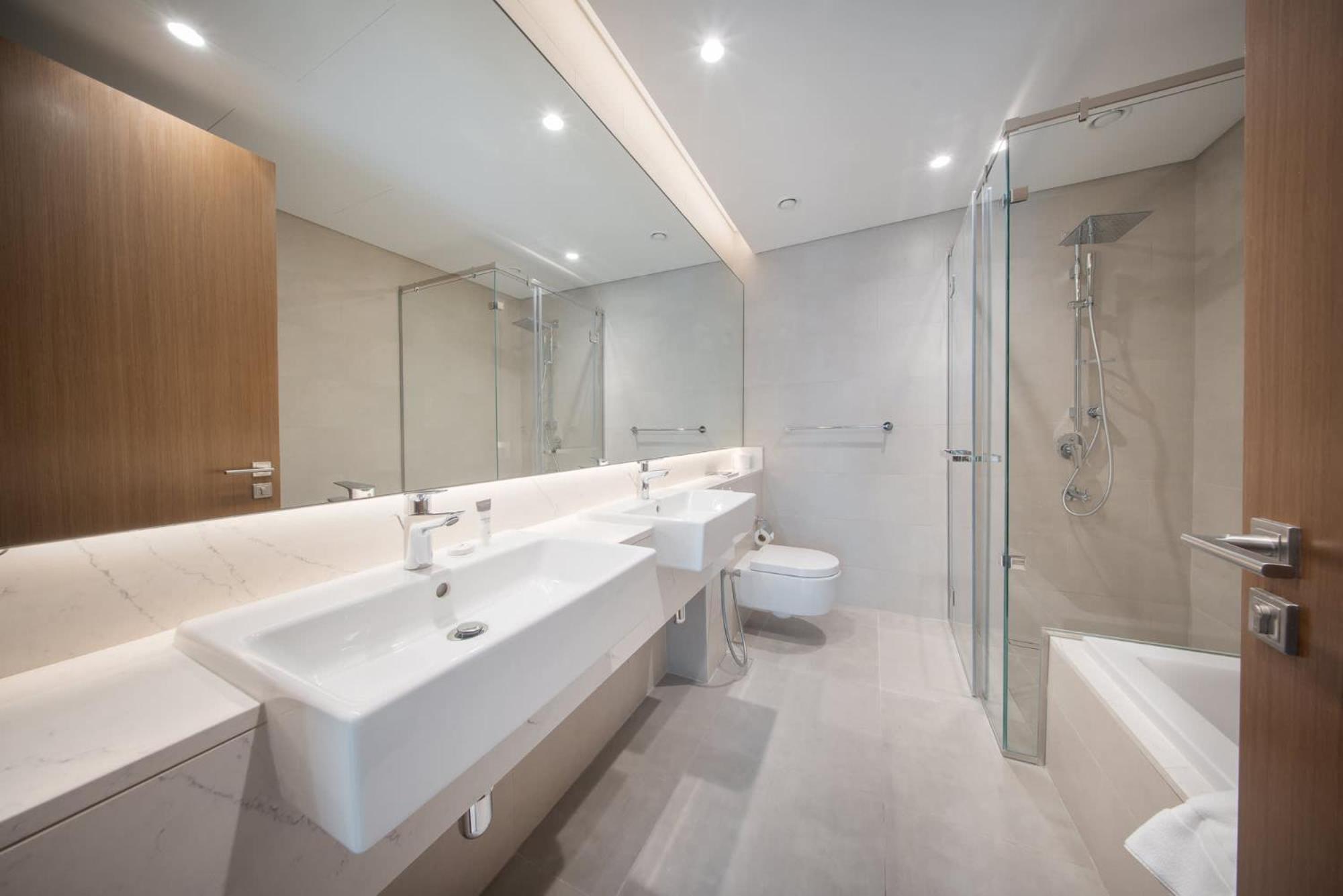 Modern 2 Bedroom - Canal Front